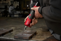 Bruska_Milwaukee___M12_FDGS-422B__priama_4